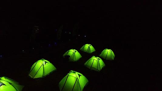 沙漠夜景帐篷露营视频的预览图
