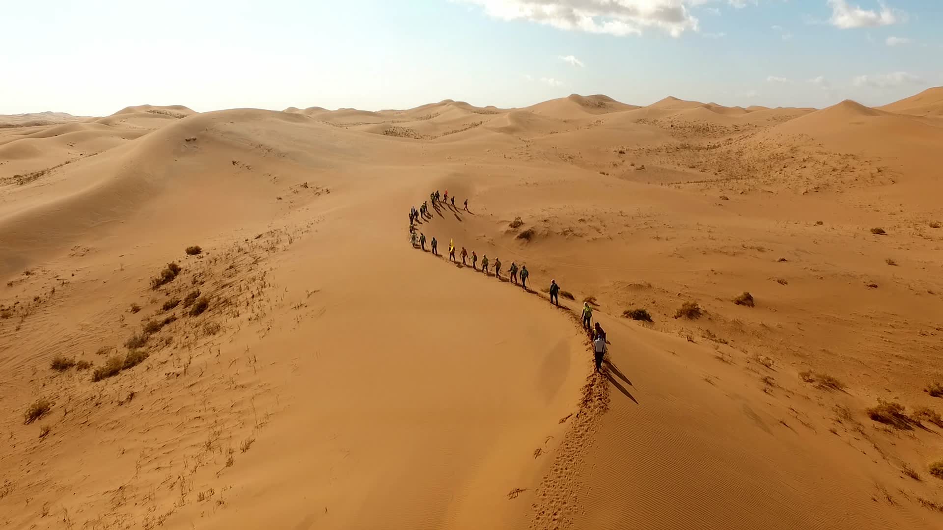 腾格里沙漠徒步旅行视频的预览图