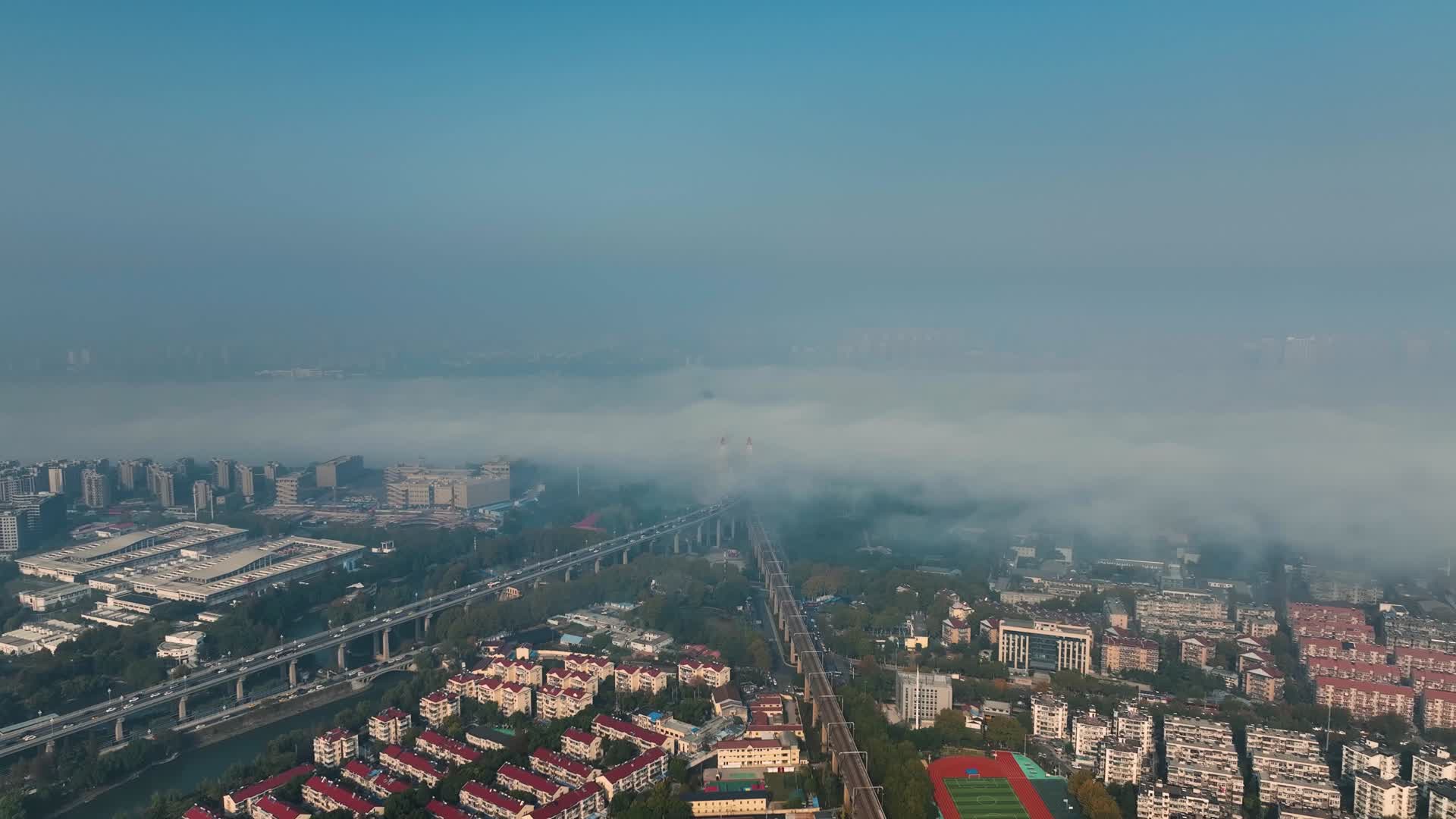 航拍云海中的南京长江大桥风光视频的预览图