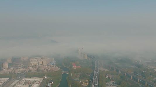 航拍云海中的南京长江大桥风光视频的预览图