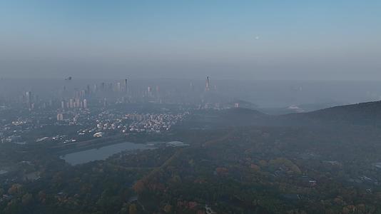 航拍南京日出时的平流雾壮丽风光视频的预览图