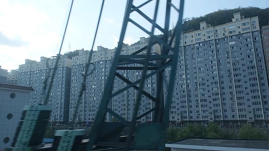 火车上拍摄秋天秦岭山中的城镇视频的预览图