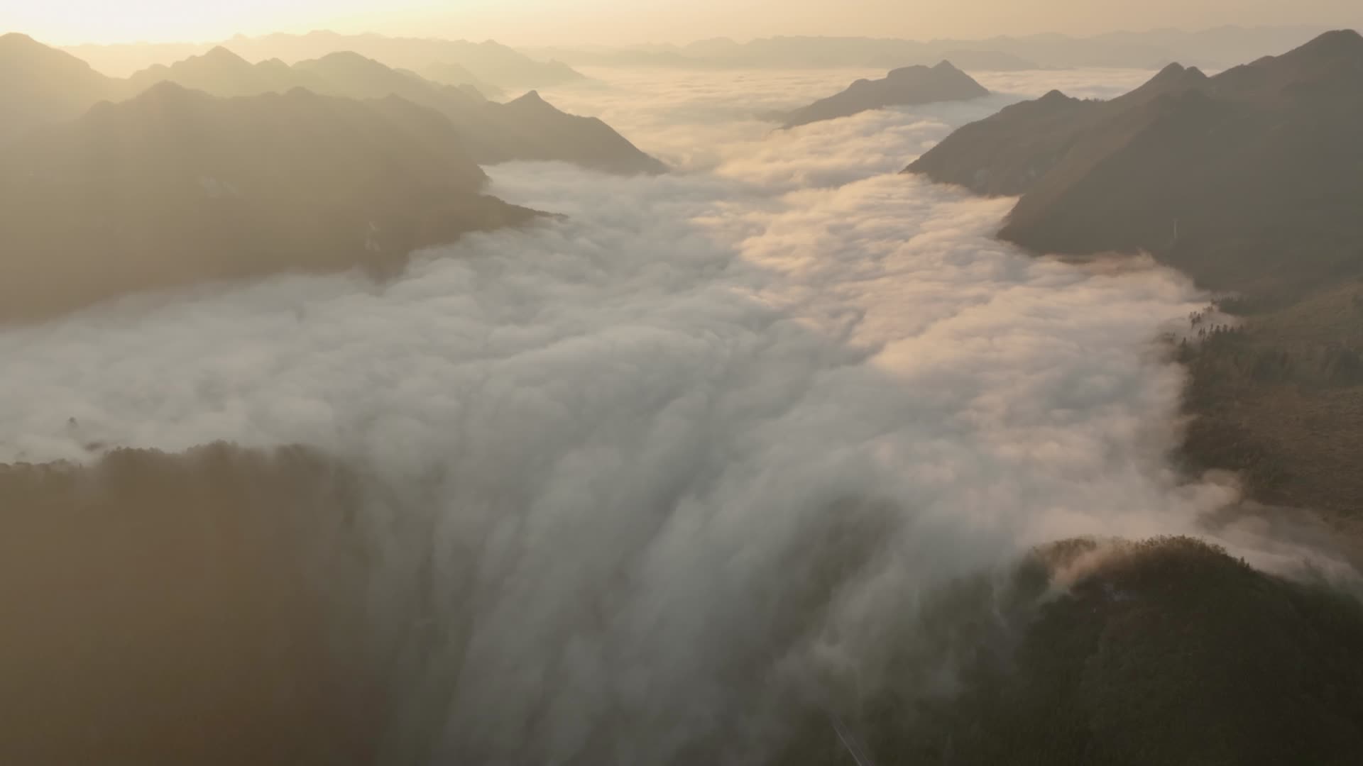 4K航拍贵州日照群山云海瀑布风光视频的预览图