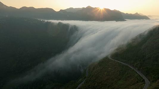 4K航拍贵州日照群山云瀑视频的预览图