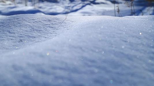 松岭地区大雪地中的艰难行走视频的预览图