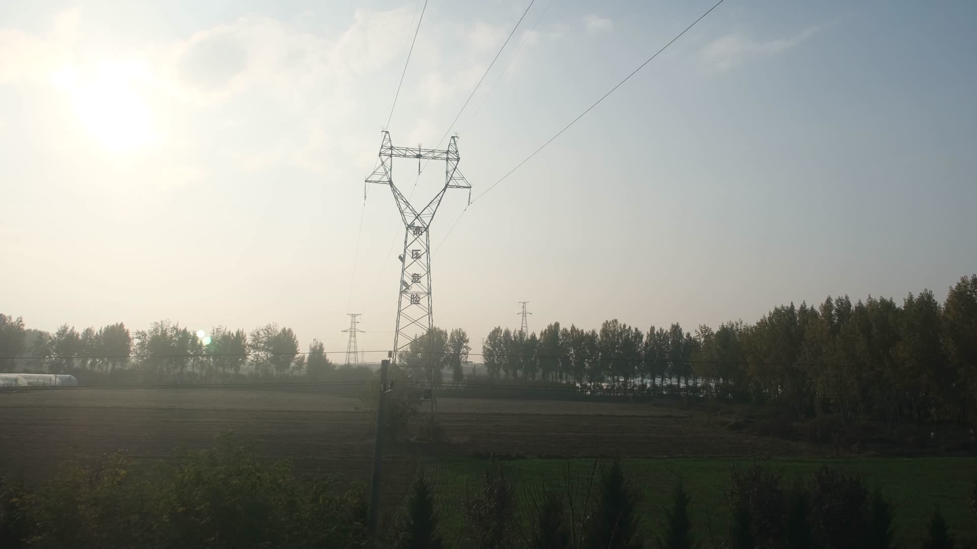 火车上拍摄秋天西安郊区关中平原的农田风光视频的预览图