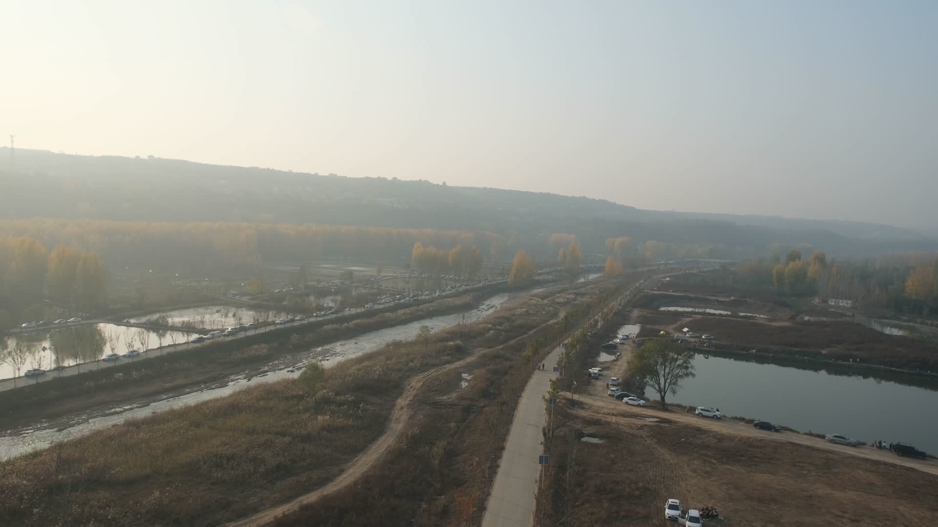 火车上拍摄秋天西安郊区关中平原的农田风光视频的预览图