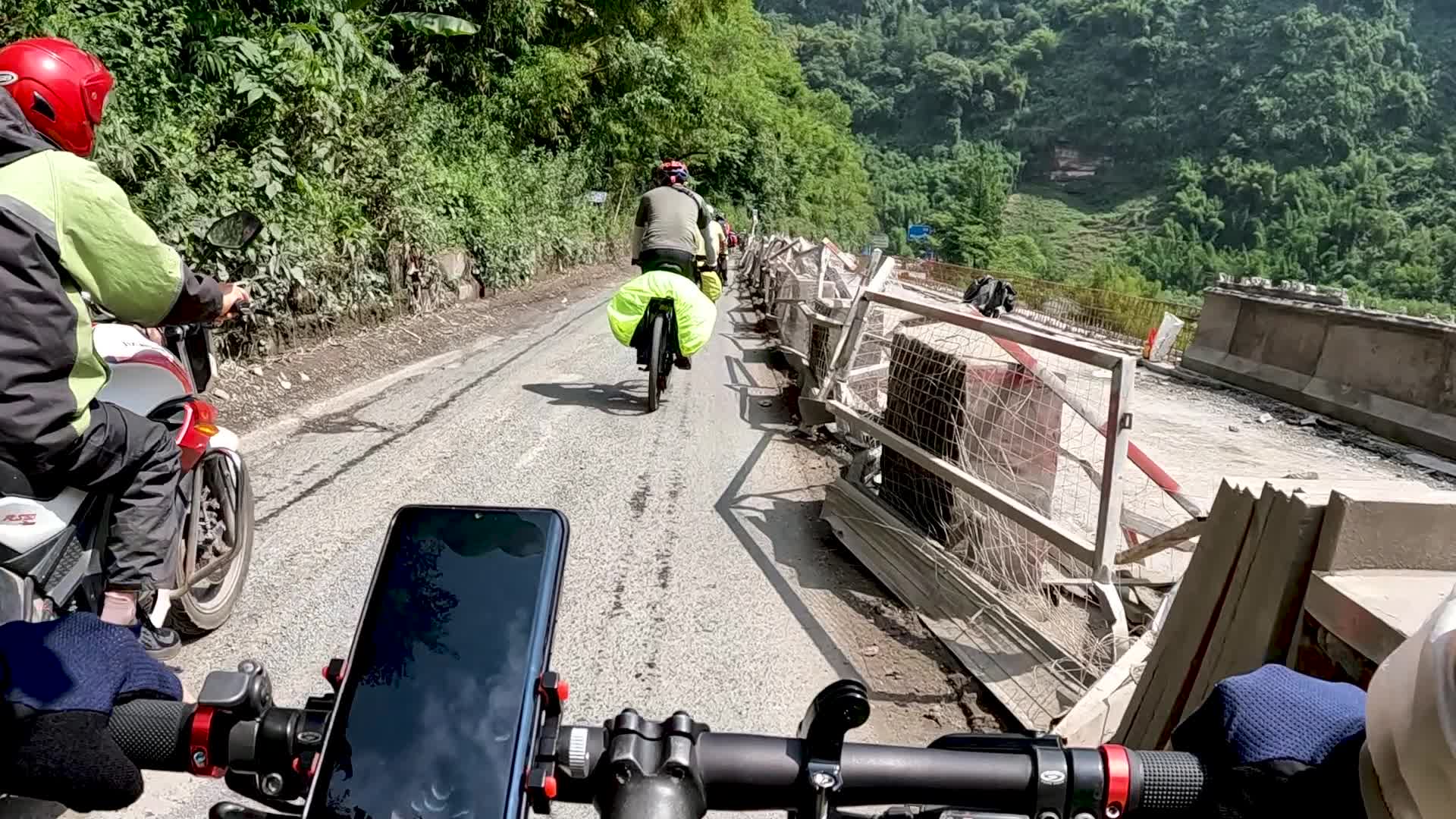 第一人称视角拍摄骑行建设中的川藏公路视频的预览图