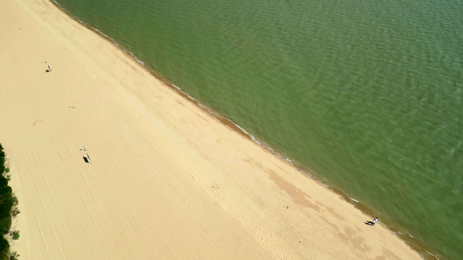 航拍厦门海边沙滩4K视频的预览图