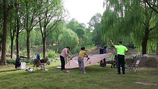 户外公园草坪露营帐篷搭建延时视频的预览图