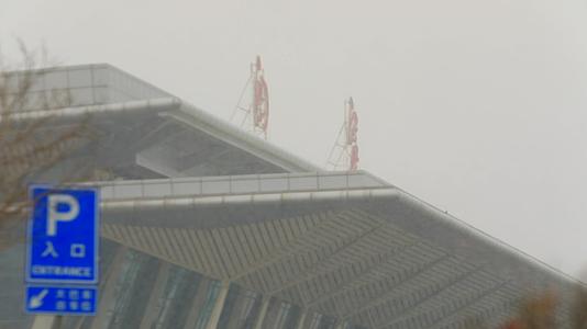 西宁机场雪景冬季飘雪鹅毛大雪视频的预览图