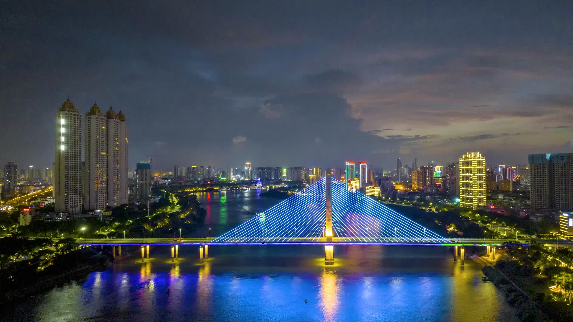 4K延时航拍南宁葫芦鼎大桥周边夜景视频的预览图