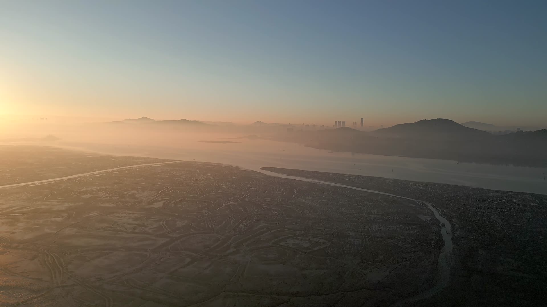 航拍厦门杏林湾平流雾海上日出视频的预览图