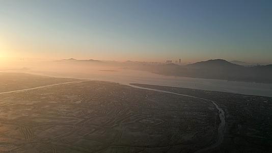 航拍厦门杏林湾平流雾海上日出视频的预览图