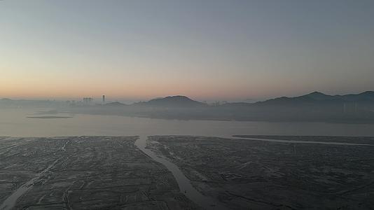 4K航拍厦门杏林湾平流雾海上日出风光视频的预览图