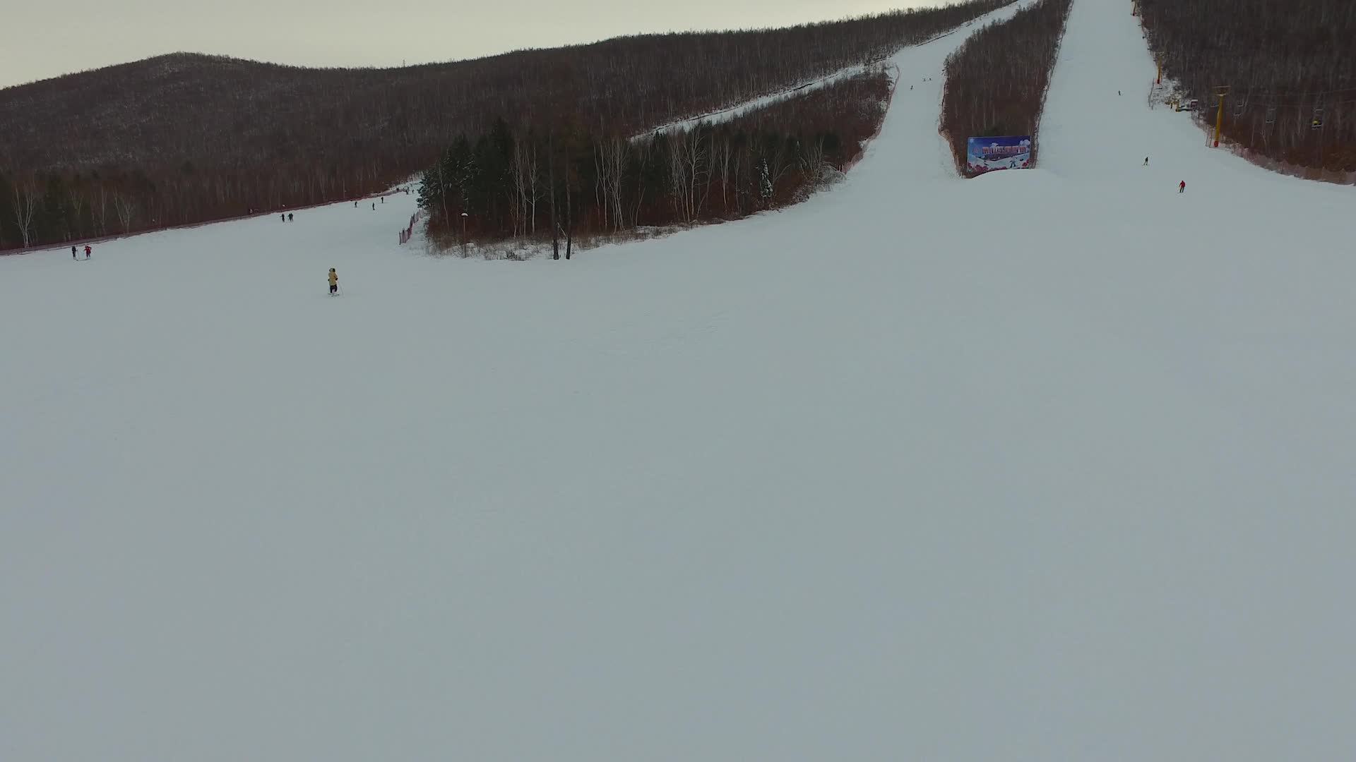 黑水兴安松岭航拍滑雪场视频的预览图
