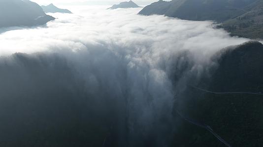 4K航拍贵州山沟云海瀑布风光视频的预览图