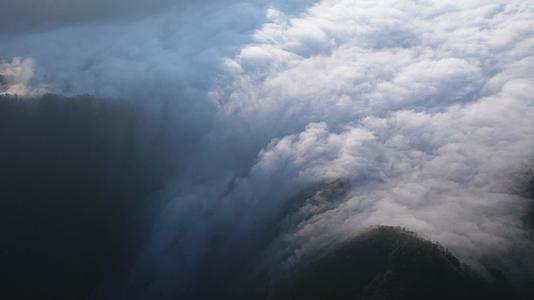4K航拍贵州清晨云海瀑布风光视频的预览图