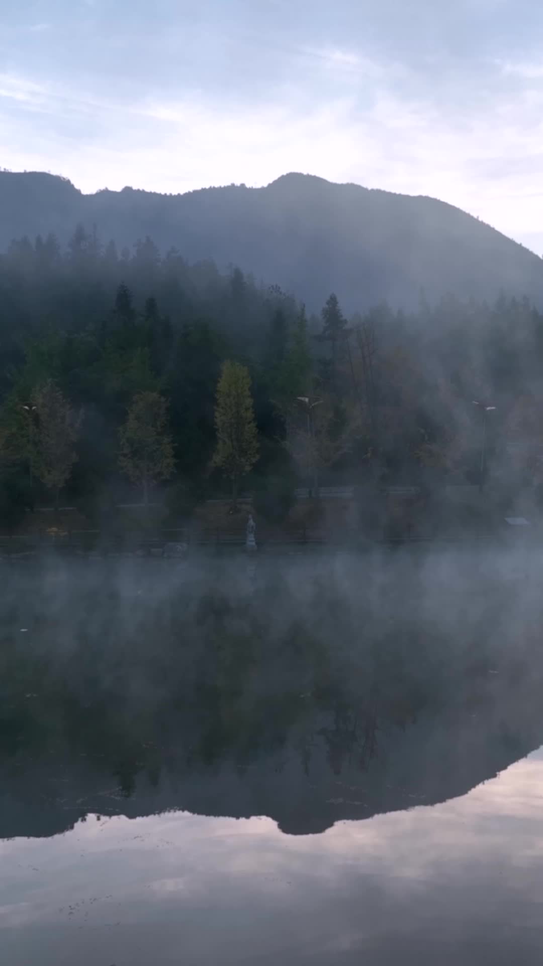高清竖屏航拍贵州妥乐湖中晨雾视频的预览图