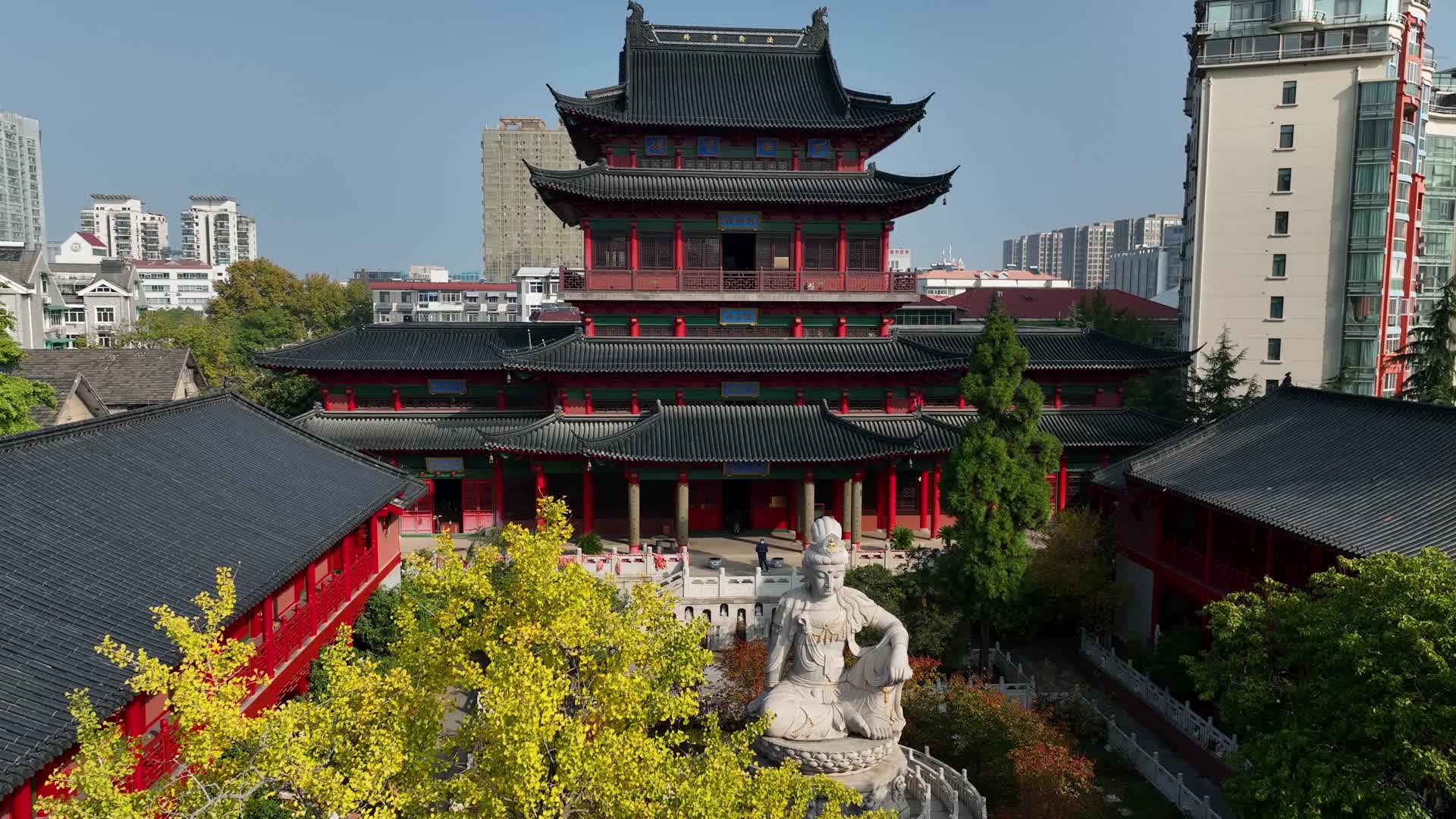 航拍秋日里的南京毗卢寺风光视频的预览图