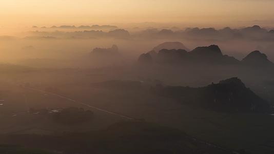 4K航拍广西日出群山云雾剪影风光视频的预览图