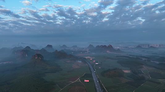 4K航拍广西清晨群山云雾水墨画视频的预览图