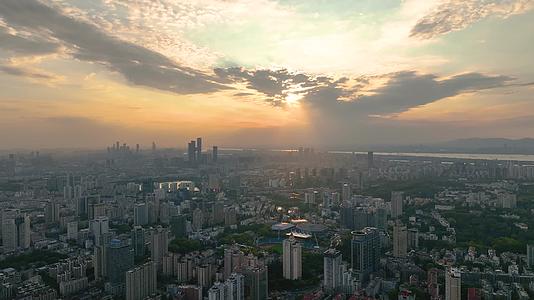 航拍落日丁达尔下的南京风光视频的预览图