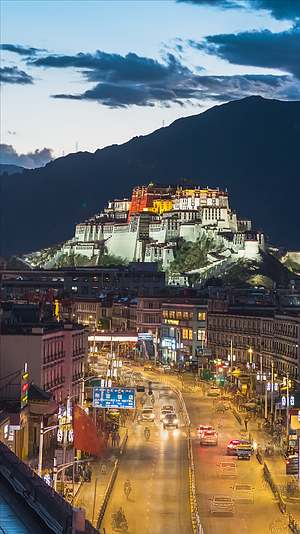 西藏拉萨市城市风景日落夜景延时视频的预览图