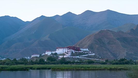 西藏拉萨布达拉宫城市风光全景延时视频的预览图