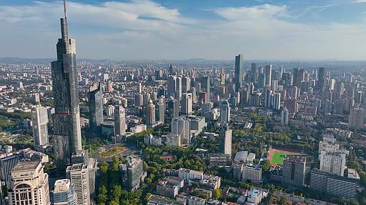 航拍蓝天白云下的南京地标紫峰大厦视频的预览图