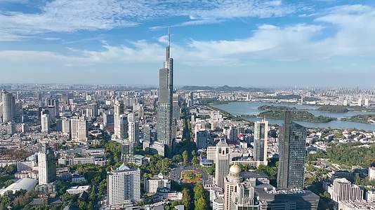 航拍蓝天白云下的南京地标紫峰大厦视频的预览图