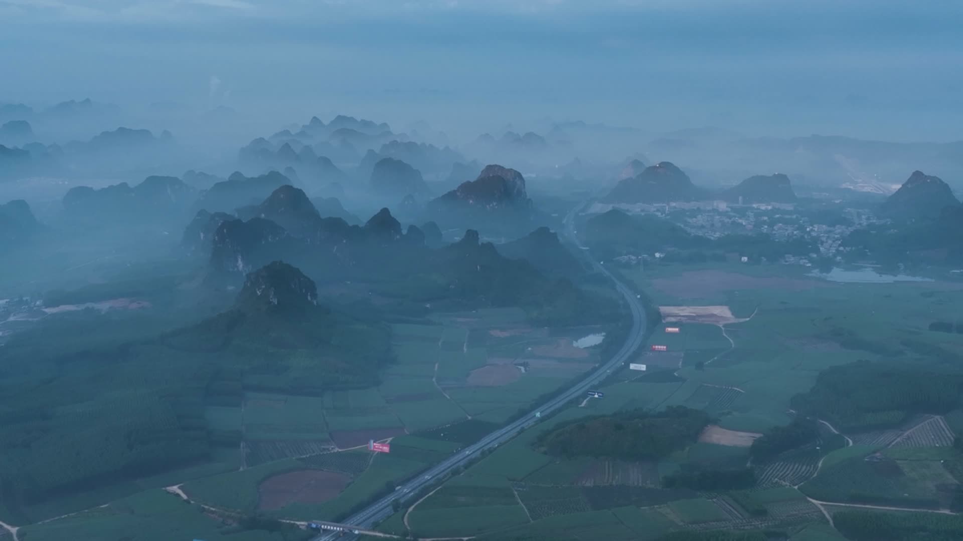 4K航拍广西清晨群山水墨画感视频的预览图