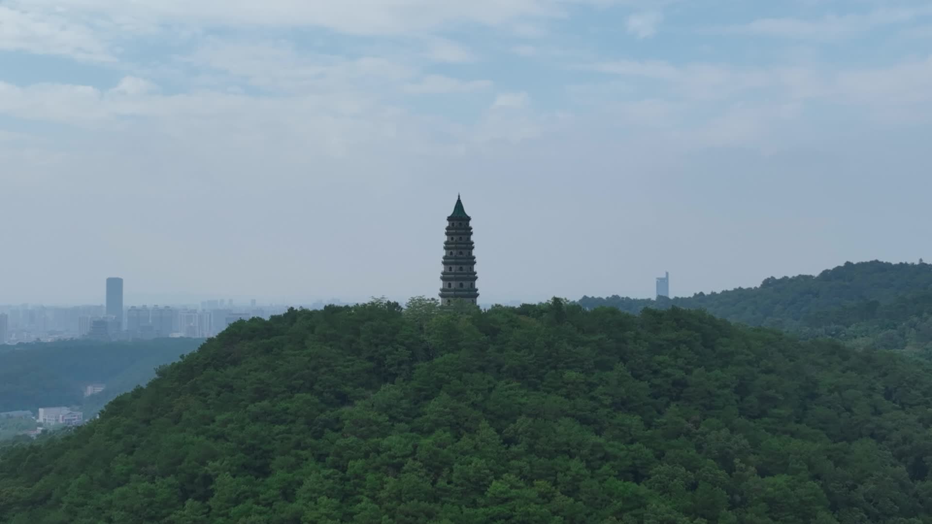 4K航拍南宁青秀山龙象塔视频的预览图