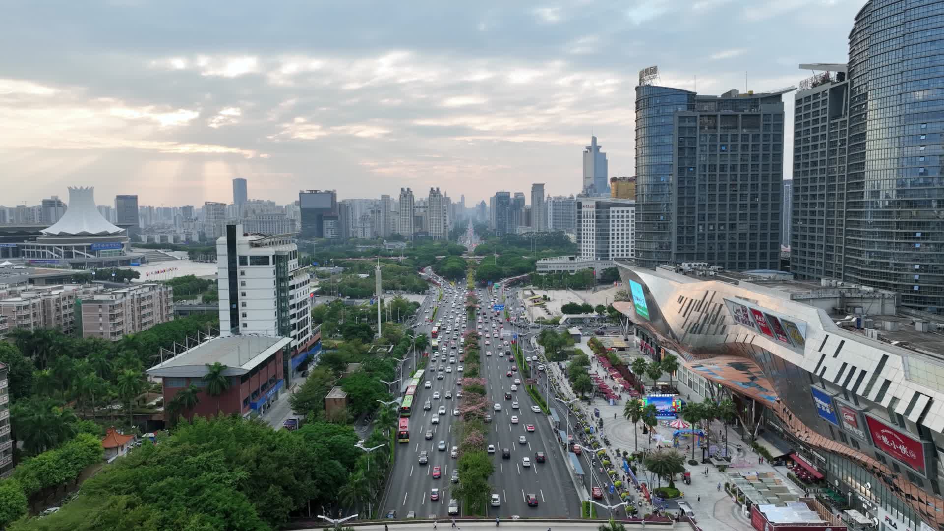4K航拍南宁青秀民族大道车流视频的预览图