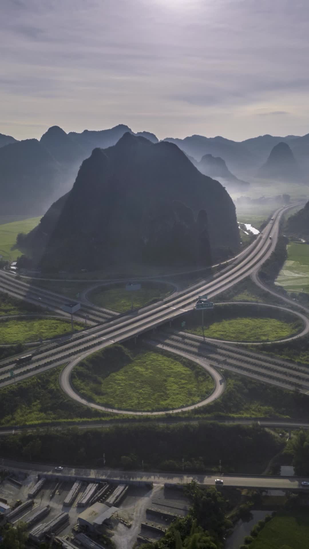 高清竖屏延时航拍广西靖西互通高速路清晨风光视频的预览图