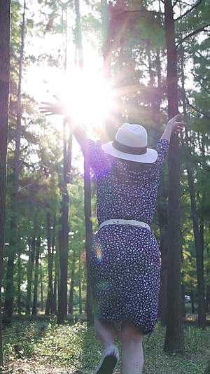 一个时尚女人张开手臂在树林奔跑合集慢镜头视频的预览图