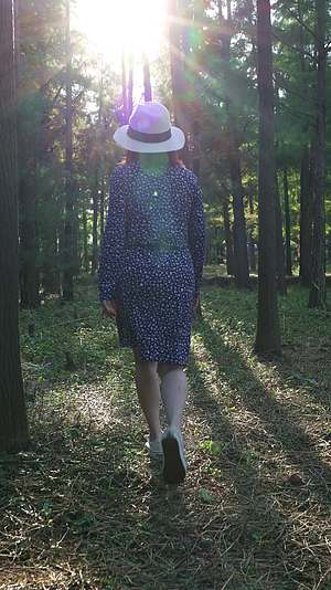 一个时尚女人黄昏日落走在树林合集视频的预览图