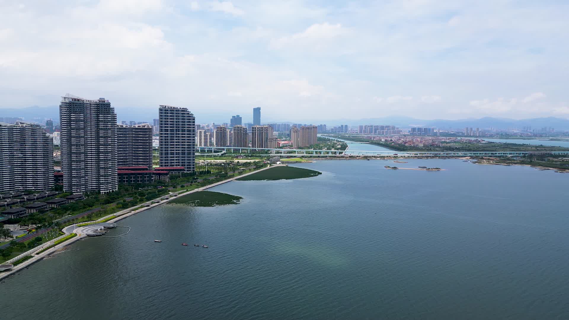 航拍厦门环东海域海滨城市风光视频的预览图