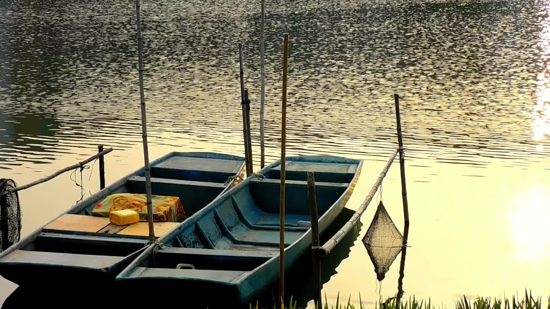 1080P夕阳下河边的小渔船视频的预览图