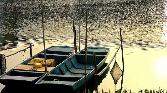 1080P夕阳下河边的小渔船视频的预览图