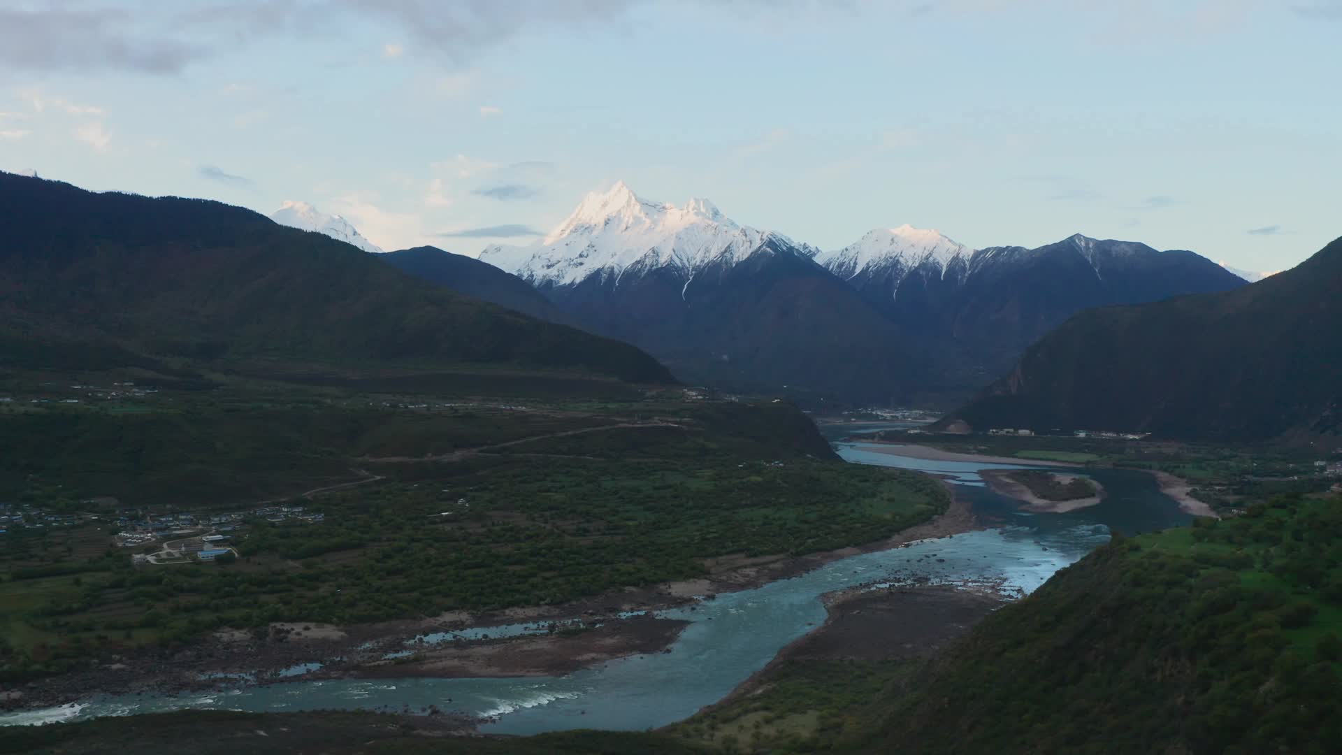 航拍雅鲁藏布大峡谷多雄拉山左右平移视频的预览图