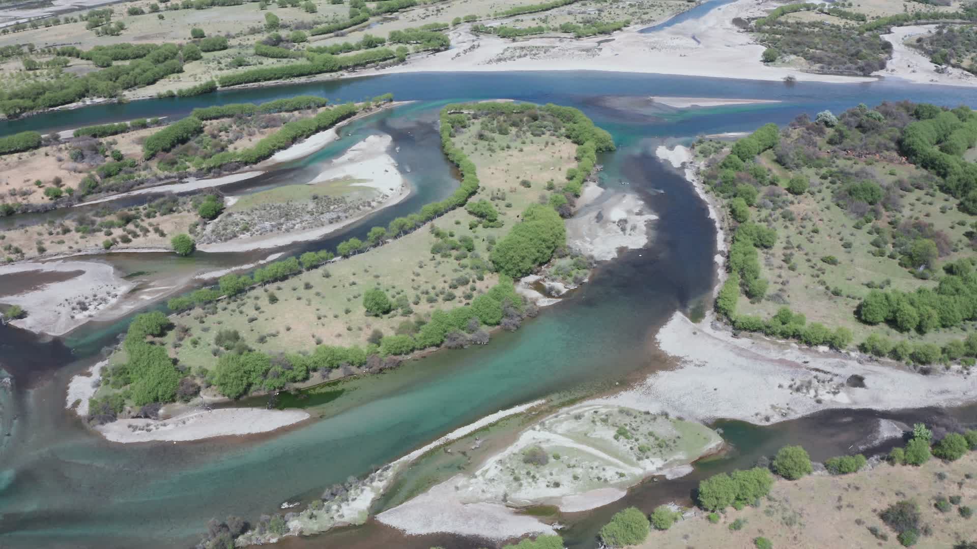 航拍雅尼河谷湿地视频的预览图