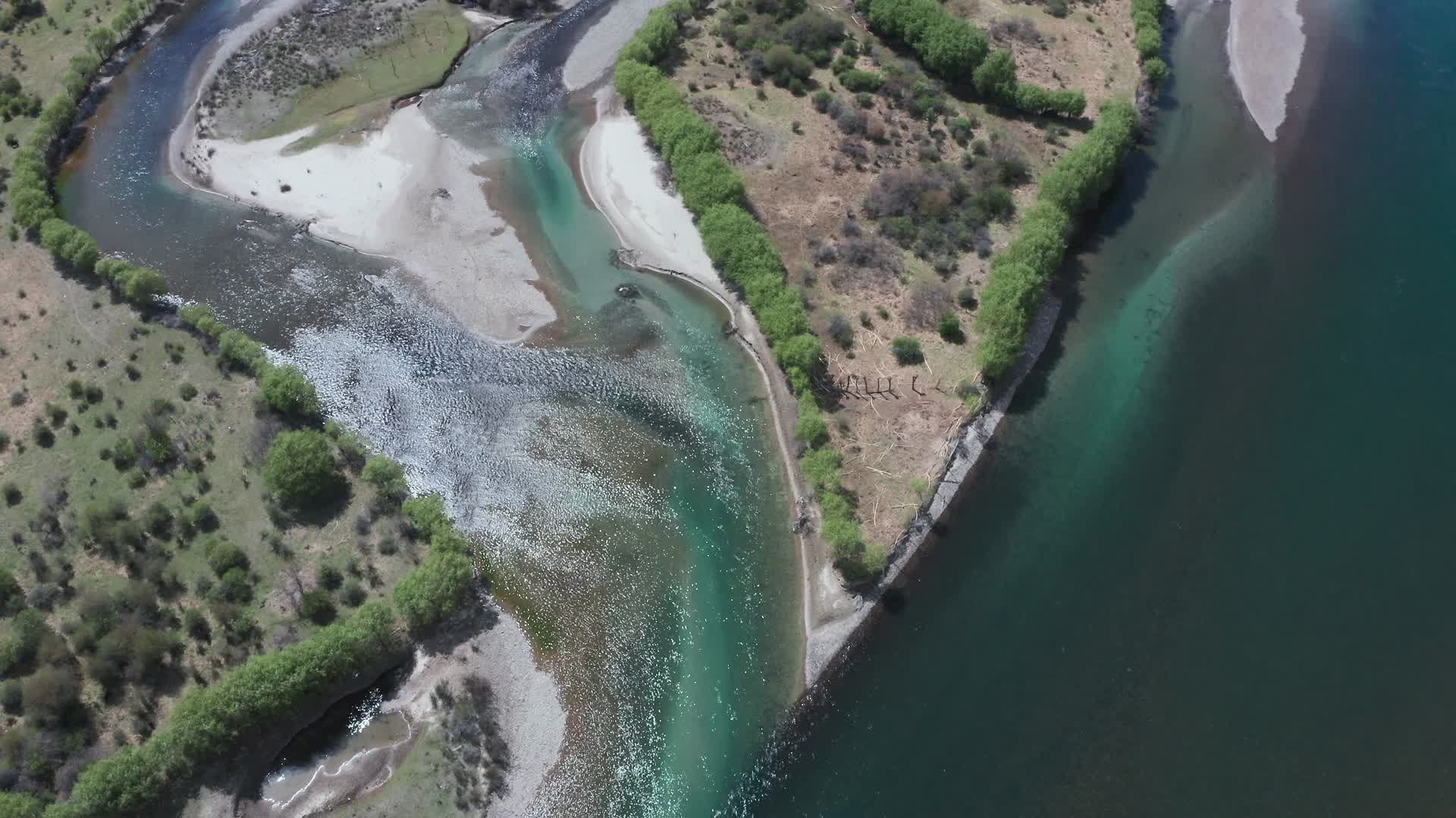 航拍雅尼河谷湿地大桥视频的预览图