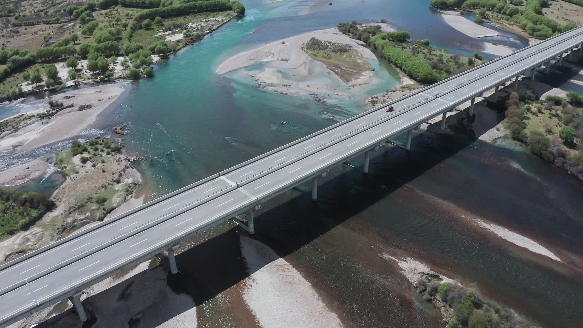 航拍汽车行驶在雅尼河谷湿地大桥视频的预览图