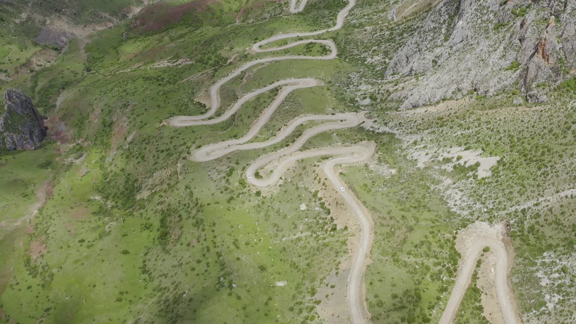 4K航拍孜珠寺的盘山公路视频的预览图