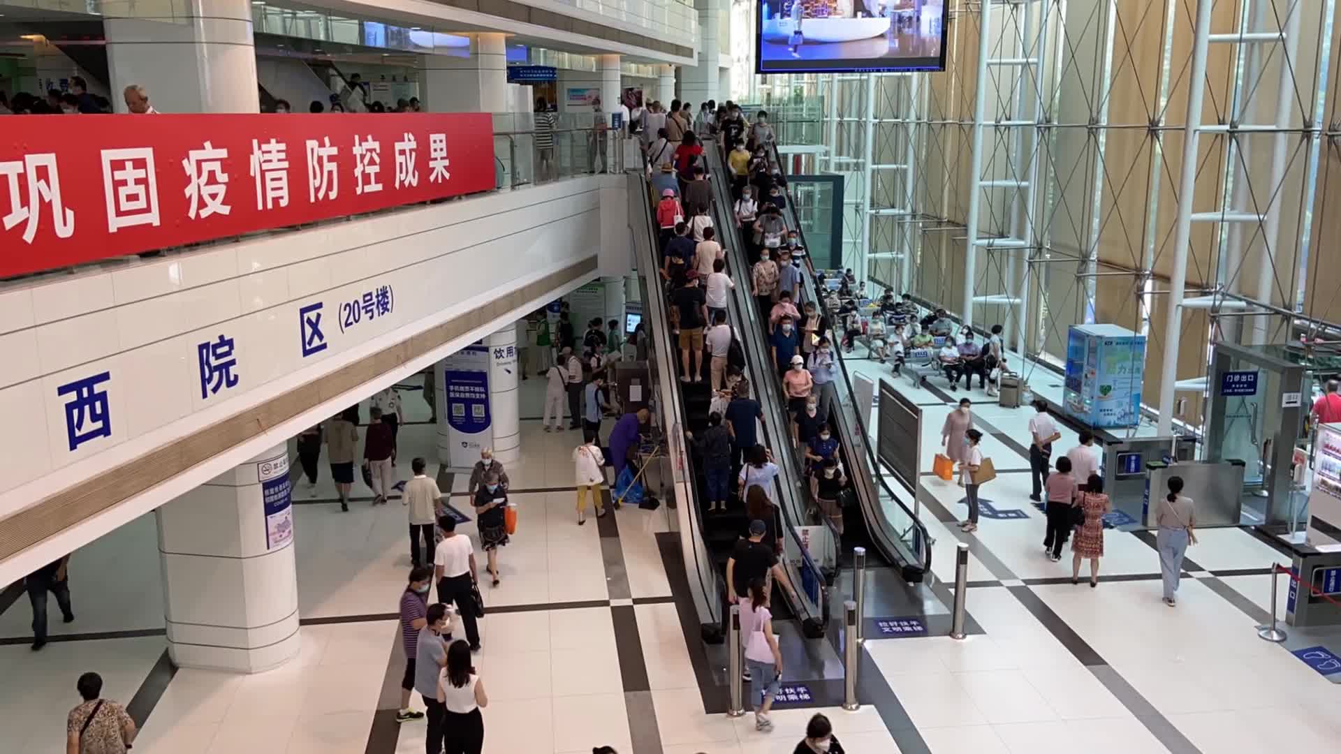 上海三甲医院门诊部大厅人流延时视频的预览图