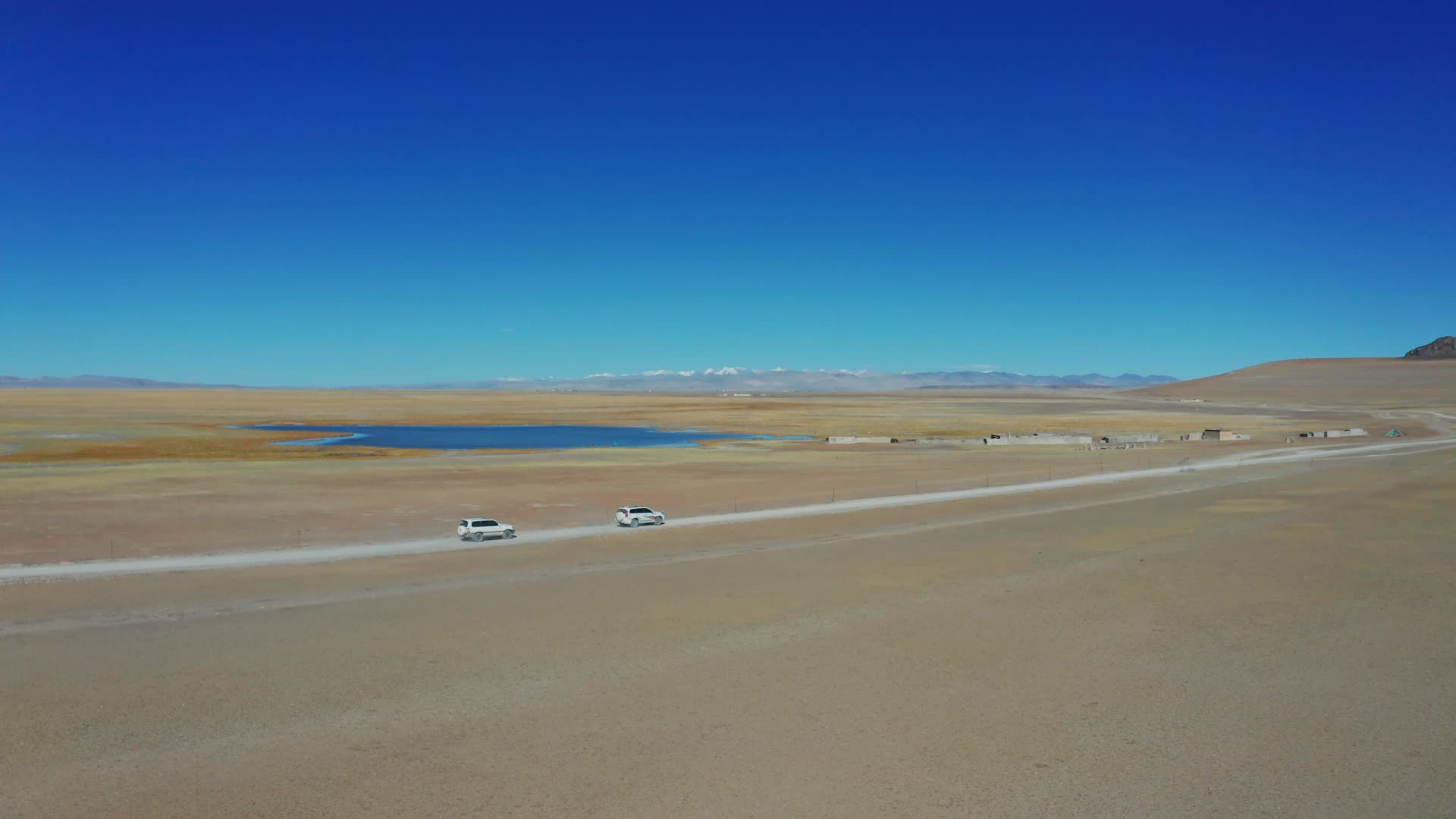 航拍越野车行驶在西藏无人区辽阔的草原上视频的预览图
