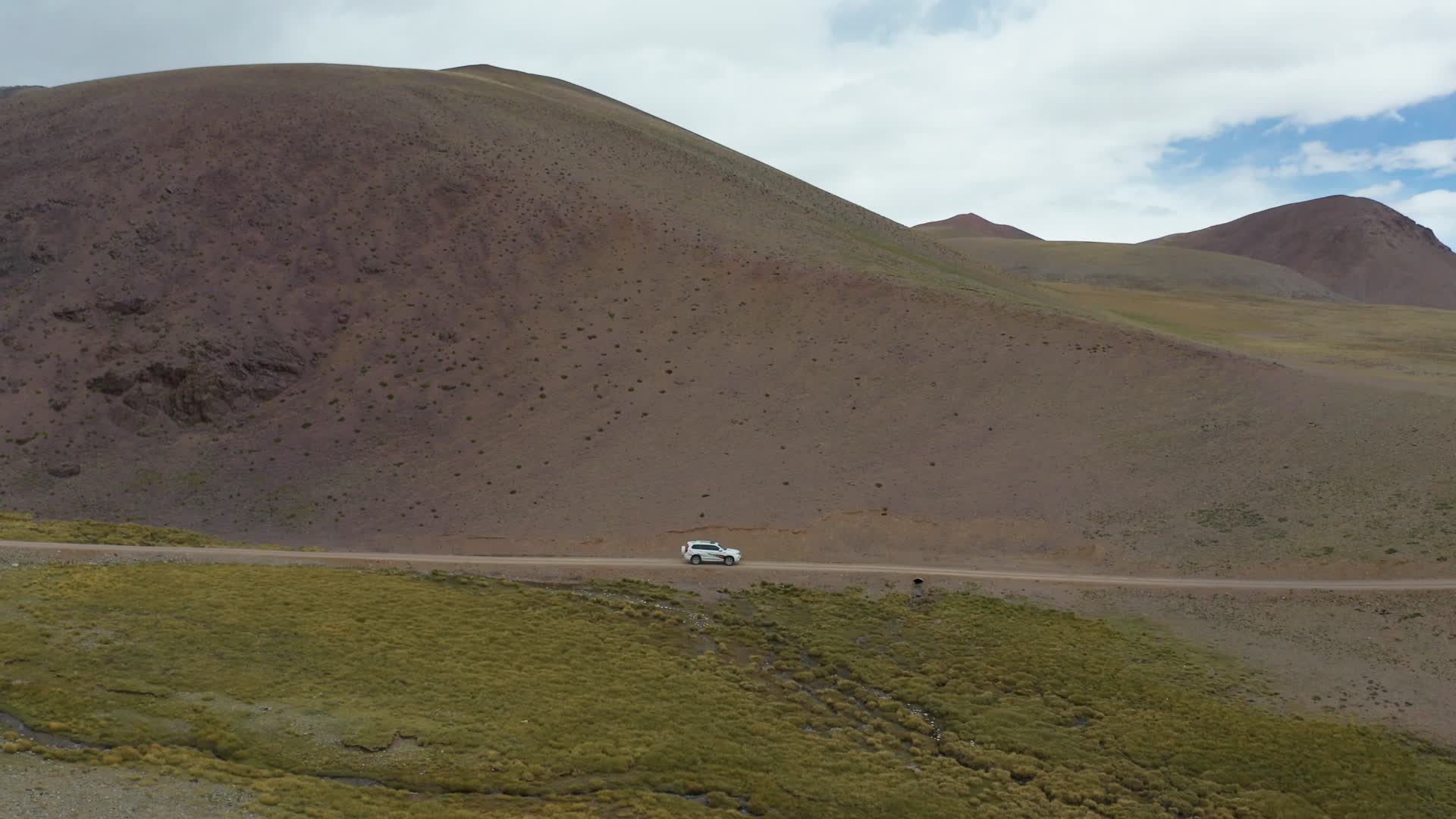 航拍越野车行驶在无人区的山路上视频的预览图