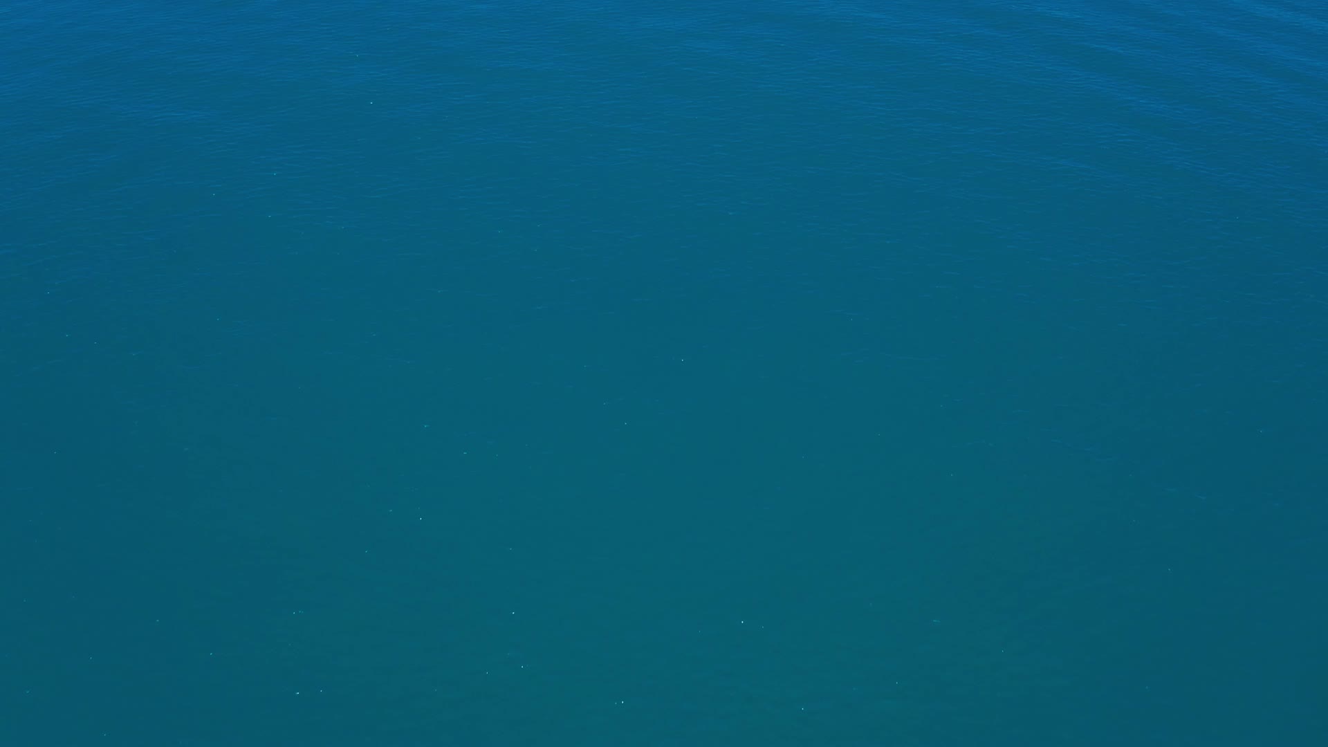 航拍辽阔蔚蓝的色林错湖视频的预览图