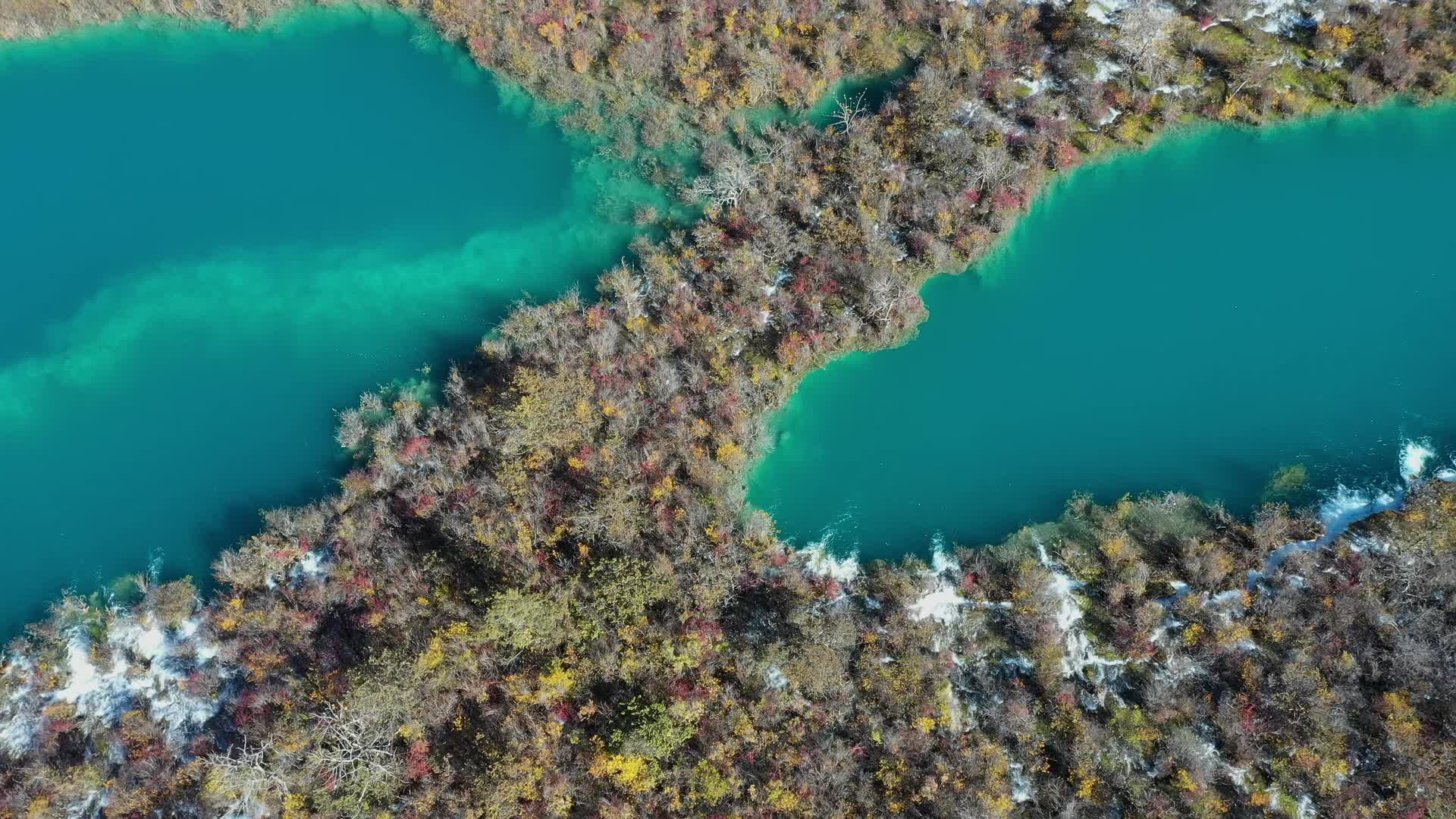 航拍秋天的九寨沟树正群海风景视频的预览图